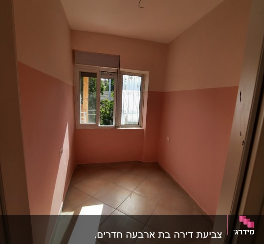 חדר צבוע בגוון ורוד עם חלון פתוח